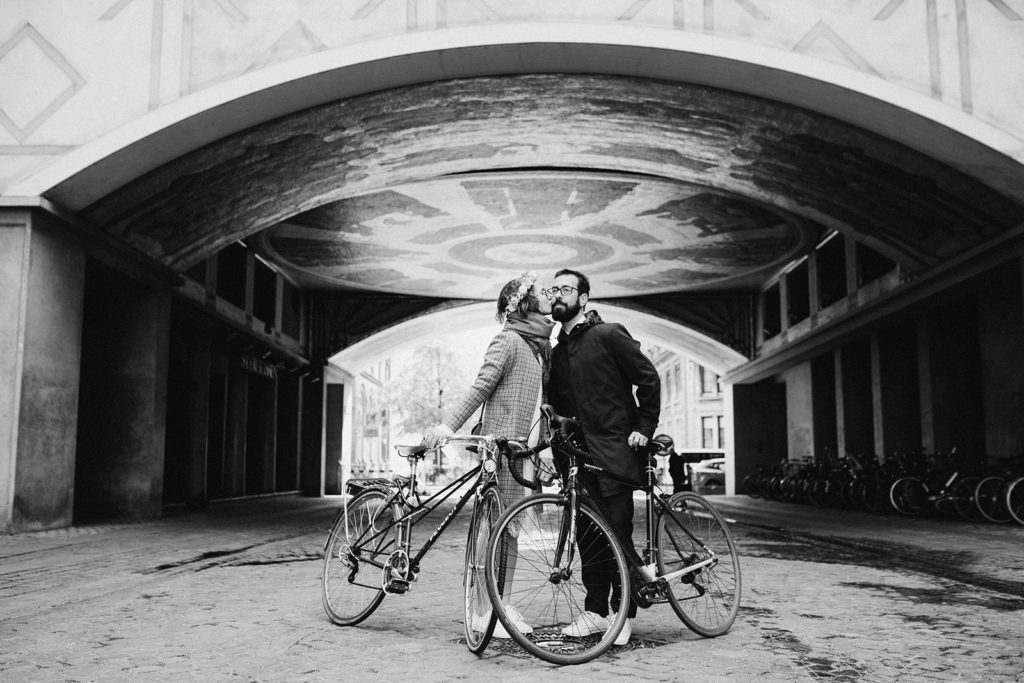 wedding couple with bikes in Copenhagen